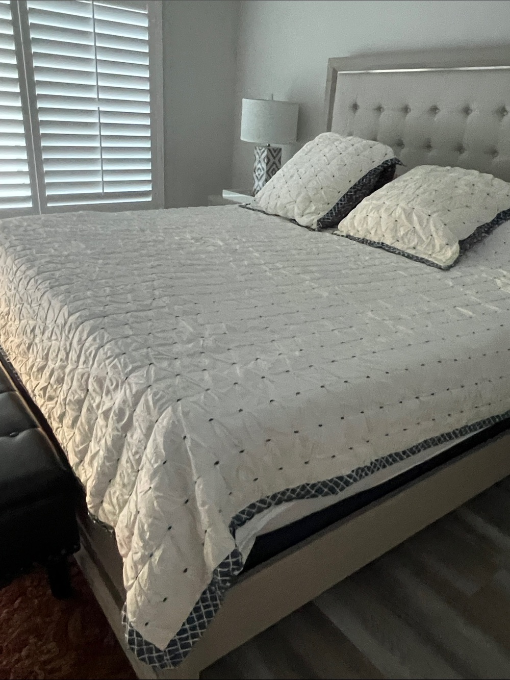 Anthropologie gorgeous White Quilt bedspread with 2 shams, reversible prints.